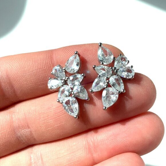 NEW~ Anthropologie Shashi Petite Fallen Leaf Stud Earrings - Picture 3 of 10
